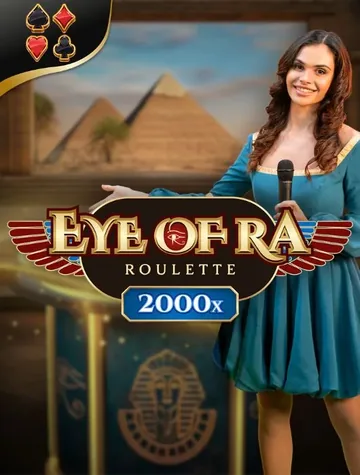 Une croupière en robe bleue présente Eye of Ra Roulette 2000x devant les pyramides, chez Amusnet