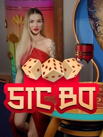 Une croupière en robe rouge se tient derrière trois dés géants à la table de Sic Bo d'Iconic21